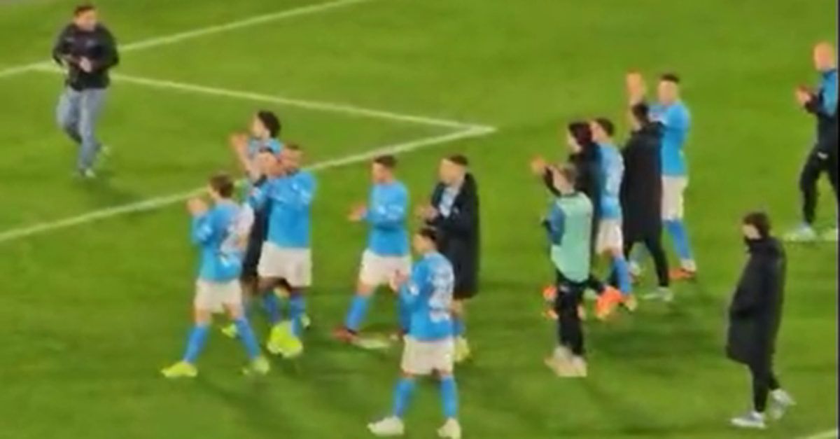 Il Napoli Torna Alla Vittoria: I Calciatori Vanno Sotto La Curva B Dopo ...