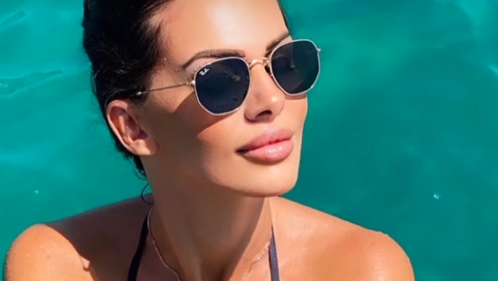 Erjona, fisico strepitoso. L’ex lady Dzemaili posta una foto in costume: curve spettacolari - immagine 1