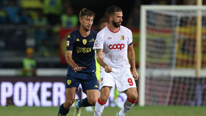 EMPOLI, ITALY - AUGUST 10: Mattia Viti of Empoli FC against Pietro Iemmello of Catanzaro during the Coppa Italia match between Empoli FC and Catanzaro at Stadio Carlo Castellani on August 10, 2024 in Empoli, Italy. (Photo by Gabriele Maltinti/Getty Images) Catanzaro, l’ex viola Iemmello: “Siamo stati un esempio per tutta l’Italia” - immagine 1