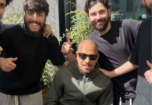 Malen e la nota virale: studenti fuori scuola per una foto con l’olandese - immagine 1