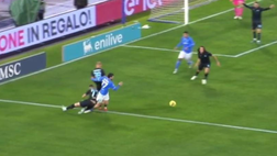 FOTO Kvara e l’intervento non sanzionato dall’arbitro: l’attimo in cui si infortuna