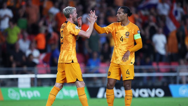 EINDHOVEN, NETHERLANDS - SEPTEMBER 07: Wout Weghorst of Netherlands celebrates with teammate Virgil van Dijk after scoring the team's third goal during the UEFA EURO 2024 European qualifier match between Netherlands and Greece at PSV Stadion on September 07, 2023 in Eindhoven, Netherlands. (Photo by Dean Mouhtaropoulos/Getty Images) Grecia-Olanda: gli Orange non possono sbagliare - immagine 1