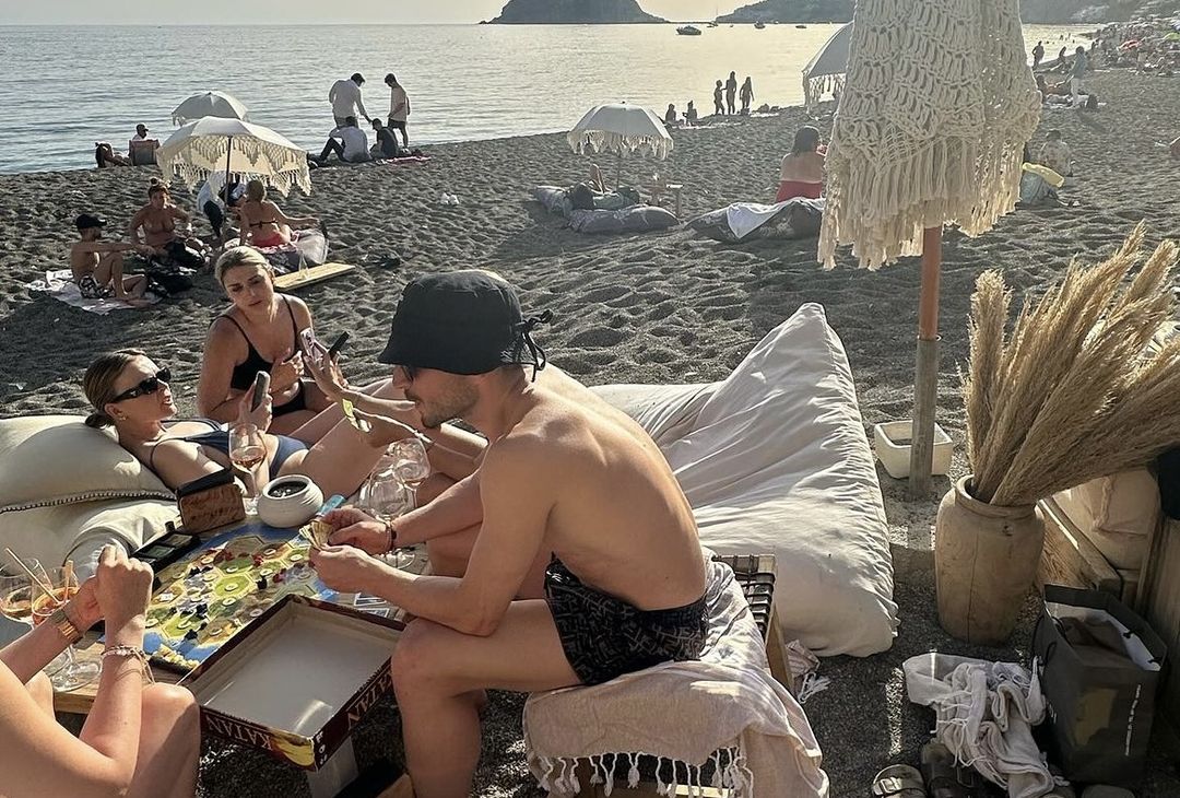 GALLERY Mertens in vacanza ad Ischia con Kat e il piccolo Ciro: le foto di famiglia - immagine 8