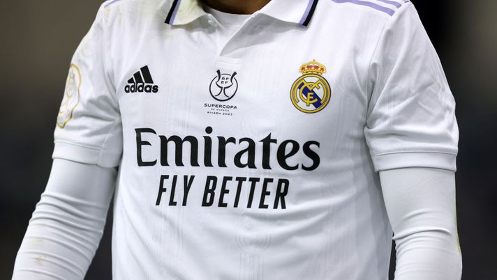 RIYADH, SAUDI ARABIA - JANUARY 11: A detailed view of a Real Madrid shirt with a Super Copa de Espana logo during the Super Copa de Espana match between Real Madrid and Valencia CF at King Fahd International Stadium on January 11, 2023 in Riyadh, Saudi Arabia. (Photo by Yasser Bakhsh/Getty Images) Villarreal-Barcellona a Miami, il Real Madrid si oppone e fa ricorso a FIFA, UEFA e al Governo - immagine 1