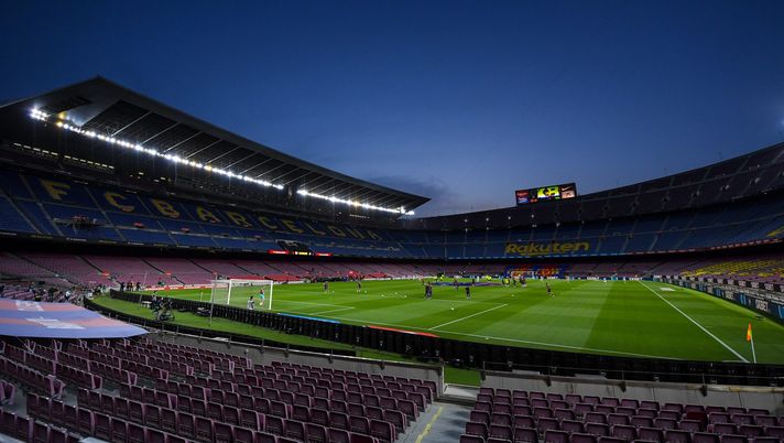 BARCELONA, SPAIN - JULY 08: General view of the stadium prior to the Liga match between FC Barcelona and RCD Espanyol at Camp Nou on July 08, 2020 in Barcelona, Spain. Football Stadiums around Europe remain empty due to the Coronavirus Pandemic as Government social distancing laws prohibit fans inside venues resulting in all fixtures being played behind closed doors. (Photo by Alex Caparros/Getty Images) Barcellona, nuovo negozio: in vendita le zolle del Camp Nou - immagine 1