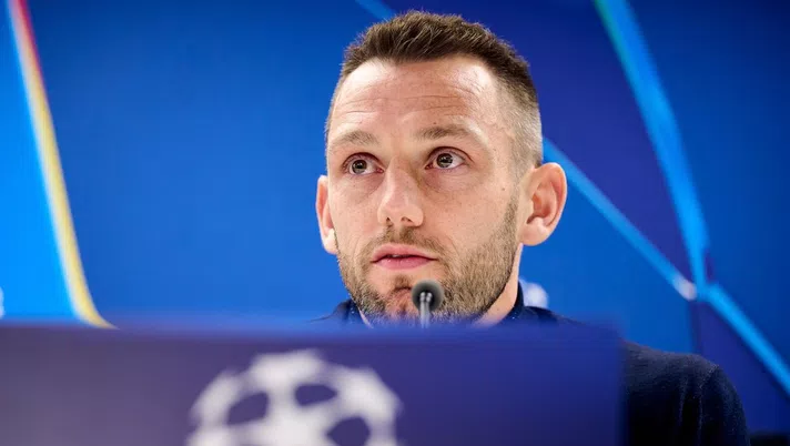 De Vrij: “All’Inter mi sento a casa, sarei felice di rimanere. San Siro? Anche Van Dijk…” - immagine 1