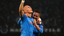 FOTO Ostigard edizione vintage: in posa con una maglia speciale del Napoli