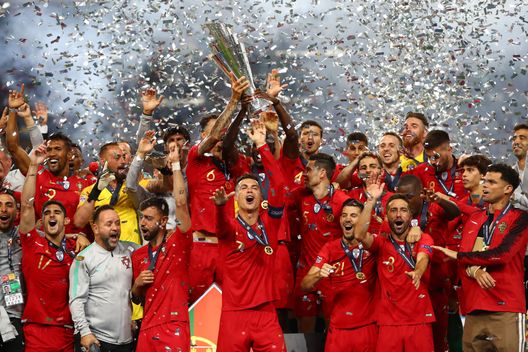 Ronaldo alza il trofeo della Nations League davanti al proprio pubblico, nel 2019. (Foto di Dean Mouhtaropoulos/Getty Images) Nations League, è tempo di Final Four: ecco la storia di questo giovane torneo- immagine 3