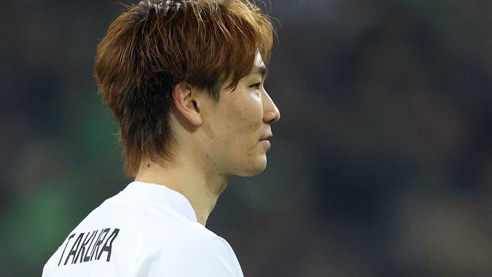 MOENCHENGLADBACH, GERMANY - FEBRUARY 04: Ko Itakura of Borussia Monchengladbach reacts during the Bundesliga match between Borussia Mönchengladbach and FC Schalke 04 at Borussia-Park on February 04, 2023 in Moenchengladbach, Germany. (Photo by Dean Mouhtaropoulos/Getty Images) itakura napoli