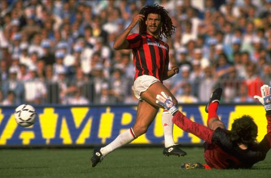 May 1988: Ruud Gullit (left) of AC Milan in action during the Serie A match against Napoli in Napoli, Italy. AC Milan won the match 3-2. Mandatory Credit: Allsport UK /Allsport Milan e Napoli: da Maradona e Van Basten a Kvara e Leao- immagine 7