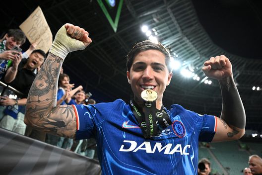 Enzo Fernandez esulta dopo la vittoria della Conference League con il Chelsea. (Foto di Stuart Franklin/Getty Images) Argentina, un laboratorio di talento: com’è cambiata la Selección dalla vittoria in Qatar- immagine 3