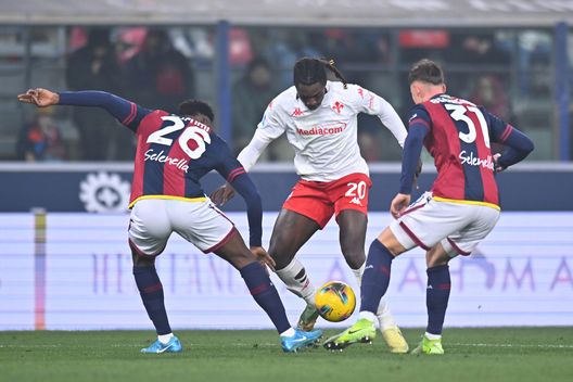 Jhon Lucumi e Sam Beukema sfidano Moise Kean (Foto di Alessandro Sabattini/Getty Images) Orsolini MVP, super Ndoye e tre rimandati: le pagelle del Bologna- immagine 4