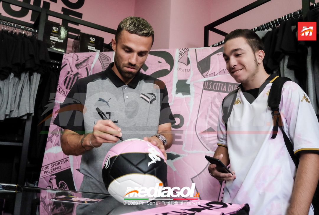 FOTO PALERMO: Federico Di Francesco scatta selfie con i tifosi allo store (GALLERY) - immagine 6