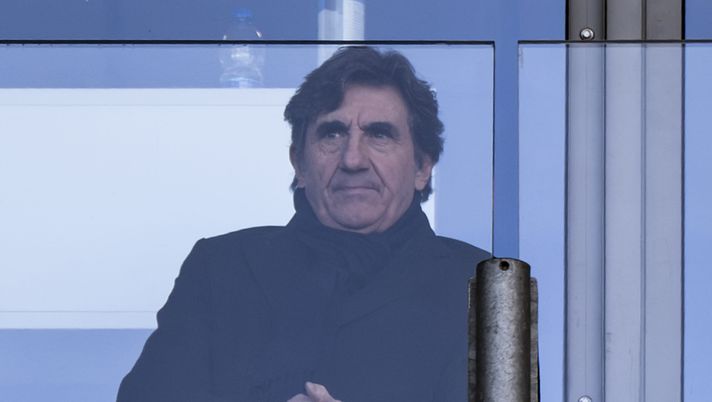 TURIN, ITALY - DECEMBER 13: Urbano Cairo, President of Torino FC looks from the stands during the Serie A match between Torino FC and US Cremonese at Stadio Olimpico di Torino on December 13, 2025 in Turin, Italy. (Photo by Diego Puletto/Getty Images) Willie Peyote su Cairo: «Ha fatto il suo tempo, ha inquinato l’ambiente granata» - immagine 1