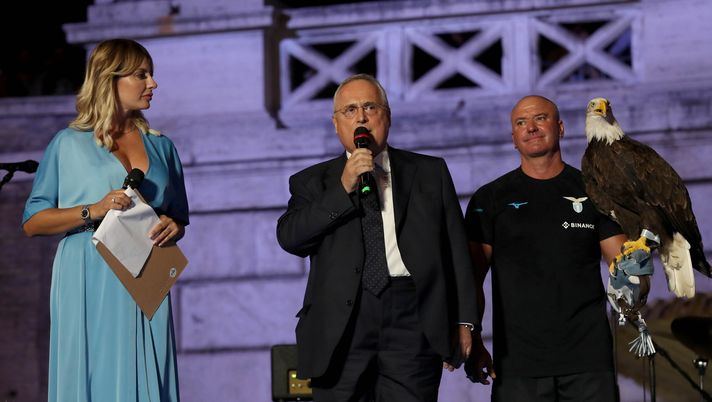 ROME, ITALY - JULY 04: Tha SS Lazio President Claudio Lotito attends the SS Lazio new kit unveiling at the Popolo square on July 04, 2022 in Rome, Italy. (Photo by Marco Rosi - SS Lazio/Getty Images) Lotito dopo il caso Bernabé: “Sfottò dei romanisti? Usano gli uccelli in altro modo” - immagine 1
