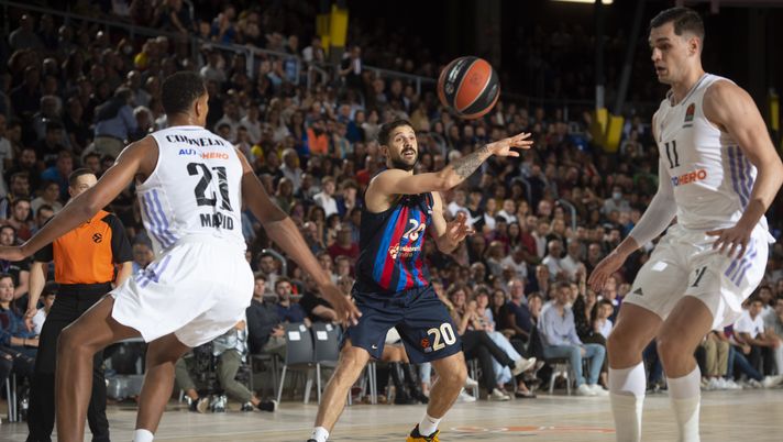 BARCELONA, SPAIN - OCTOBER 13: Nicolas Laprovittola, #20 of FC Barcelona in action during the 2022/2023 Turkish Airlines EuroLeague Regular Season Round 2 match between FC Barcelona and Real Madrid at Palau Blaugrana on October 13, 2022 in Barcelona, Spain. (Photo by Rodolfo Molina/Euroleague Basketball via Getty Images) Ismaila Diagne: chi è il ragazzino di 16 anni protagonista in Real-Barcellona - immagine 1
