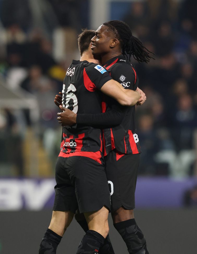 PARMA, ITALY - NOVEMBER 08: Rafael Leao of AC Milan celebrates with Matteo Gabbia after scoring the goal during the Serie A match between Parma Calcio 1913 and AC Milan at Stadio Ennio Tardini on November 08, 2025 in Parma, Italy. (Photo by Claudio Villa/AC Milan via Getty Images) Il Milan ritrova Gabbia: il ritorno del leader difensivo- immagine 2