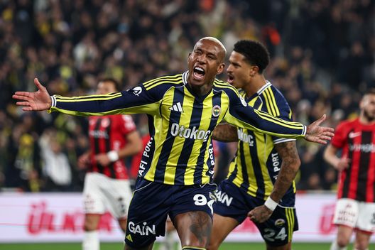 ISTANBUL, TURKEY - FEBRUARY 9: Anderson Talisca of Fenerbahce celebrates after scoring his team's first goal during the Trendyol Süper Lig match (Photo by Ahmad Mora/Getty Images) Derby della settimana (30 marzo-5 aprile): dalla Turchia al Brasile, le sfide più calde- immagine 2