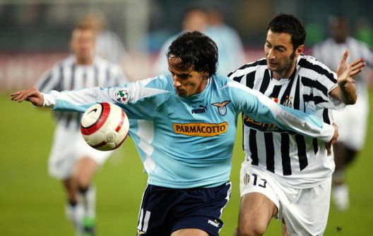 Simone Inzaghi (sinistra) della Lazio corre con la palla seguito da Mark Juliano della Juventus (destra) durante la partita di calcio della Serie A allo stadio Delle Alpi di Torino, 10 aprile 2004 Il match dei debuttanti: Xabi Alonso ed Inzaghi esordiscono con un pari- immagine 3