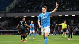 McTominay legge la storia del primo scudetto del Napoli: lo scatto da brividi FOTO