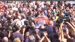VIDEO / Funerali Schillaci, applausi e cori all’arrivo del feretro