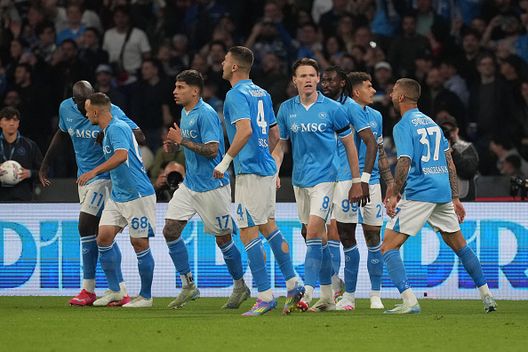 Scott McTominay dell'SSC Napoli festeggia con i compagni di squadra dopo il gol segnato durante la partita di Serie A tra l'SSC Napoli e il Torino FC allo Stadio Diego Armando Maradona di Napoli, Italia, il 27 aprile 2025 Il Napoli vince il posticipo e “La capolista se ne va”: è sorpasso all’Inter!- immagine 3