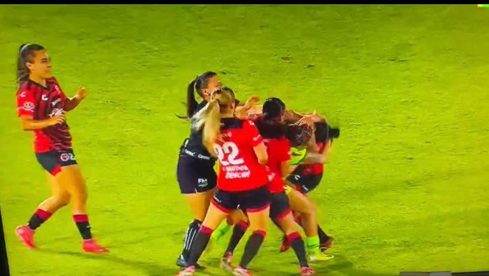 Messico, rissa shock nel campionato femminile: spinte, colpi e capelli tirati durante Juarez-Tijuana Juarez-Tijuana