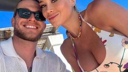 Diletta a Forte dei Marmi mentre Loris Karius è a Ibiza: sul dito della Leotta spunta un…