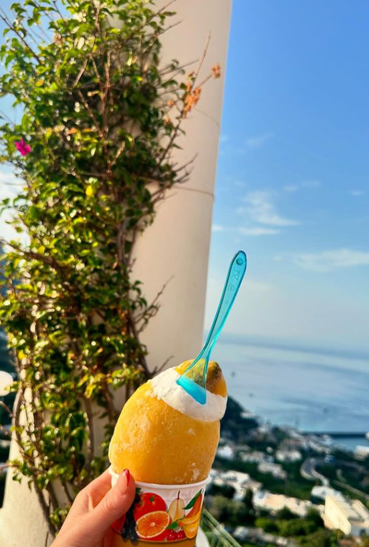 Cam Reading, fidanzata del centrocampista azzurro Scott McTominay, ha visitato la splendida isola campana