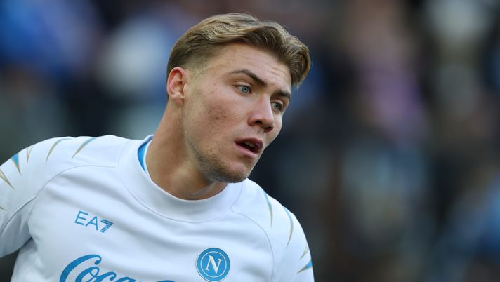 UDINE, ITALY - DECEMBER 14: Rasmus Hojlund of Napoli looks on during the warm up ahead of the Serie A match between Udinese Calcio and SSC Napoli at Stadio Friuli on December 14, 2025 in Udine, Italy. (Photo by Timothy Rogers/Getty Images) Bucciantini: “Hojlund è un attaccante forte. Il Milan lo cercava e il Napoli…” - immagine 1
