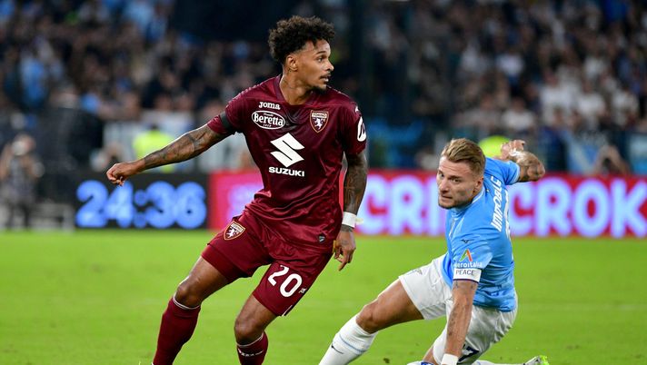 ROME, ITALY - SEPTEMBER 27: Ciro Immobile of SS Lazio compete for the ball with Valentino Lozano of Torino FC during the Serie A TIM match between SS Lazio and Torino FC at Stadio Olimpico on September 27, 2023 in Rome, Italy. (Photo by Marco Rosi - SS Lazio/Getty Images) Verso Torino-Lazio: probabili formazioni, ultime news e dove vederla - immagine 1