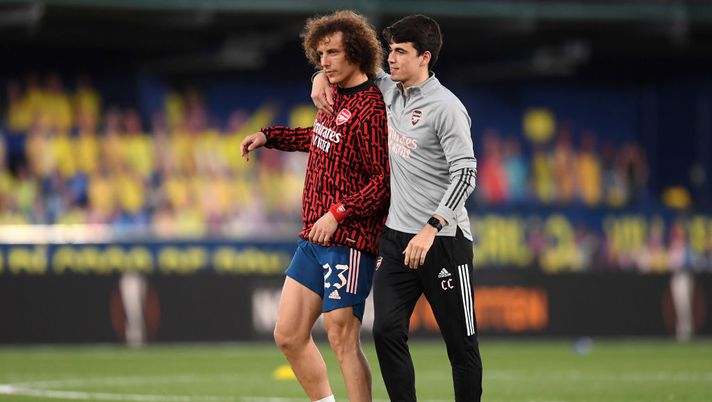 VILLARREAL, SPAIN - APRIL 29: David Luiz of Arsenal and coach Carlos Cuesta look on prior to the UEFA Europa League Semi-final First Leg match between Villareal CF and Arsenal at Estadio de la Ceramica on April 29, 2021 in Villarreal, Spain. Sporting stadiums around Europe remain under strict restrictions due to the Coronavirus Pandemic as Government social distancing laws prohibit fans inside venues resulting in games being played behind closed doors. (Photo by Alex Caparros/Getty Images) Carlos Cuesta al Parma, ora è ufficiale: il comunicato del club gialloblù - immagine 1