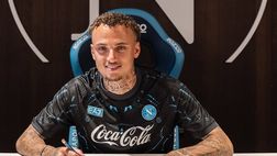 Noa Lang, primo giorno con il Napoli: il momento della firma – LA FOTOGALLERY