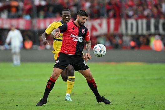 ROSARIO, ARGENTINA - 6 APRILE: Éver Banega (Foto di Luciano Bisbal/Getty Images) Caso Newell’s Old Boys: sei bambini sospesi per una foto con Ignacio Malcorra- immagine 2