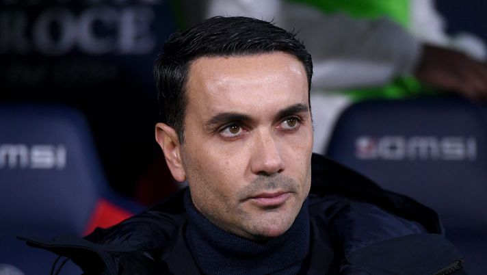 BOLOGNA, ITALY - JANUARY 07: Raffaele Palladino, Head Coach of Atalanta, looks on prior to the Serie A match between Bologna FC 1909 and Atalanta BC at Renato Dall'Ara Stadium on January 07, 2026 in Bologna, Italy. (Photo by Alessandro Sabattini/Getty Images) Carlino – Il Bologna non vuole farsi cogliere impreparato: pronti i nomi per il post-Italiano - immagine 1
