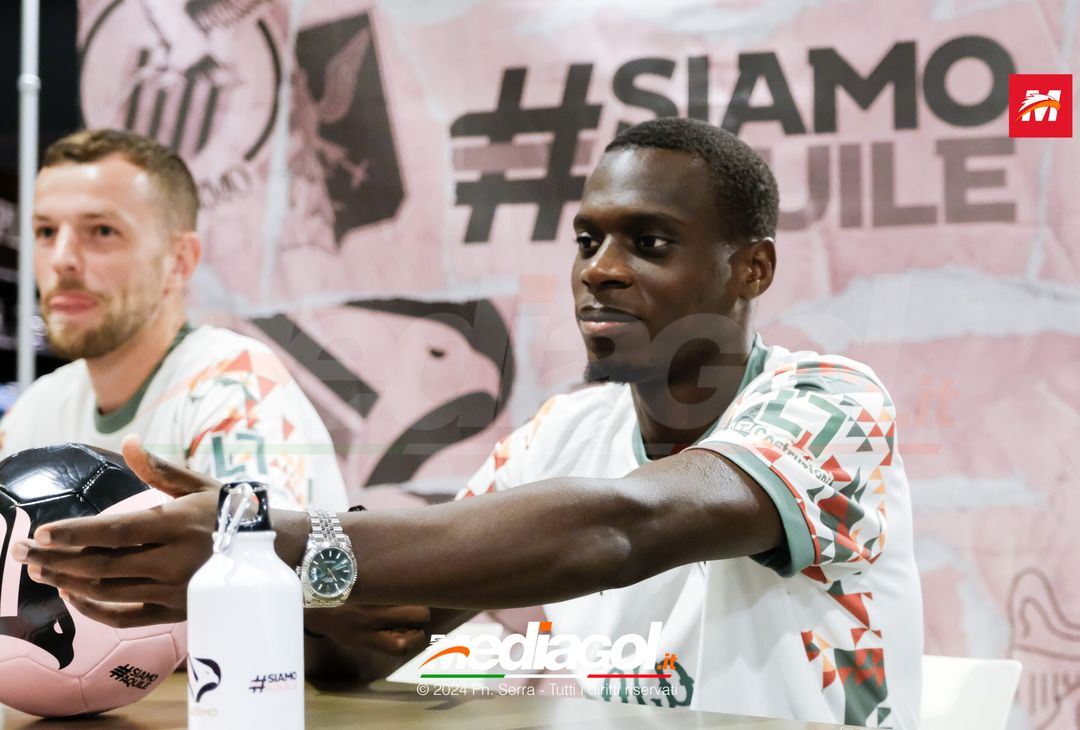 FOTO, i tifosi rosanero incontrano i propri beniamini alla Rinascente (Gallery) - immagine 23