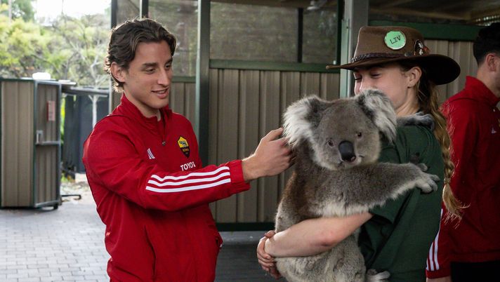 Roma, visita allo zoo di Perth: scatti con canguri, serpenti e koala – FOTO - immagine 1
