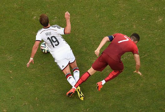 Salvador, Brasile - 16 giugno 2014: Mario Götze della Germania e Cristiano Ronaldo del Portogallo durante la partita del Mondiale 2014. (Foto di Francois Xavier Marit - Pool/Getty Images) Germania-Portogallo, dove vedere la semifinale in tv e streaming live- immagine 4