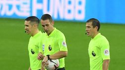 Premier League, scandalo per l’arbitro Coote: insulta il Liverpool e viene sospeso