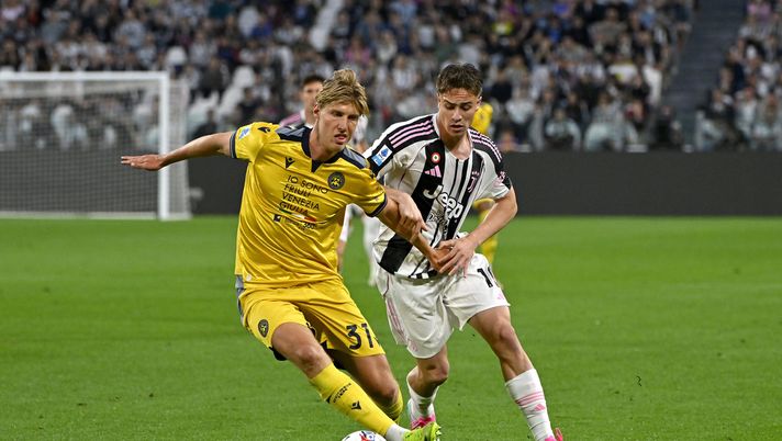 TURIN, ITALY - MAY 18: Kenan Yildiz of Juventus fights for the ball with Thomas Kristensen of Udinese during the Serie A match between Juventus and Udinese at Allianz Stadium on May 18, 2025 in Turin, Italy. (Photo by Filippo Alfero - Juventus FC/Juventus FC via Getty Images) Udinese – Kristensen pronto per la titolarità? Il punto - immagine 1