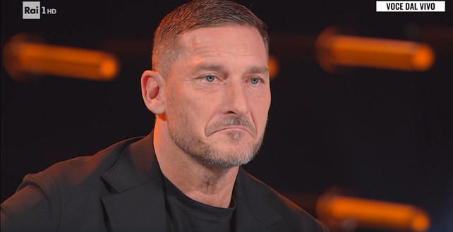 Totti giudice a ‘Tali e Quali’, dagli sketch con Malgioglio alle battute sugli artisti- immagine 3