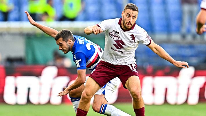 GENOA, ITALY - MAY 03: Harry Winks of Sampdoria (L) and Nikola Vlasic of Torino vie for the ball during the Serie A match between UC Sampdoria and Torino FC at Stadio Luigi Ferraris on May 3, 2023 in Genoa, Italy. (Photo by Simone Arveda/Getty Images) Le pagelle di Sampdoria-Torino 0-2: da Vlasic e Seck serve qualcosa in più- immagine 2