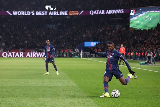 PARIGI, FRANCIA - 8 FEBBRAIO: Ousmane Dembele #10 del Paris Saint-Germain tira la palla durante la partita di Ligue 1 tra Paris Saint-Germain e Olympique de Marseille al Parc des Princes l'8 febbraio 2026 a Parigi, Francia. (Foto di Catherine Steenkeste/Getty Images per Qatar Airways) Dembèlè e Luis Enrique, attacco mirato nel post partita o una presa di posizione?- immagine 2