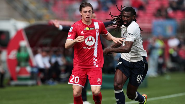 MONZA, ITALY - APRIL 07: Alessio Zerbin of AC Monza is challenged by Andre-Frank Zambo Anguissa of SSC Napoli during the Serie A TIM match between AC Monza and SSC Napoli at U-Power Stadium on April 07, 2024 in Monza, Italy. (Photo by Emilio Andreoli/Getty Images) Zerbin a un passo dal Monza, ecco quando si chiuderà l’affare: i dettagli - immagine 1