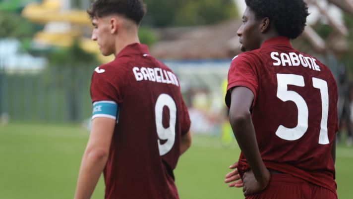 ORBASSANO, ITALY - Tommaso Gabellini and Josias Sabone of Torino Primavera in action during the Primavera 1 match between Torino U20 and Sassuolo U20 at stadio Valentino Mazzola on September 15, 2025, in Orbassano, Italy. Photo by Alberto Girardi for Toro News Torino Primavera, priorità alla concretezza: l’Hellas Verona per tornare a punti - immagine 1