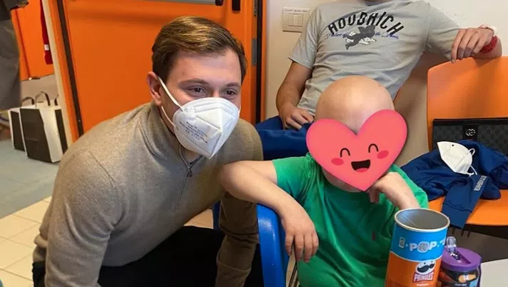 Barella, cuore d’oro: visita ai bambini del Microcitemico. “Giornata di sogni realizzati” - immagine 1