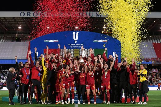 Le giocatrici dell'AS Roma festeggiano la vittoria con il trofeo durante la partita di Supercoppa Femminile tra AS Roma e ACF Fiorentina allo stadio Dino Manuzzi il 24 maggio 2024 a Cesena, Italia. (Foto di Alessandro Sabattini/Getty Images) Finale Coppa Italia femminile: dove vedere Juventus-Roma in TV e in streaming- immagine 3
