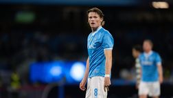 McTominay a testa alta, è l’unica luce in una notte da incubo: i voti dei quotidiani