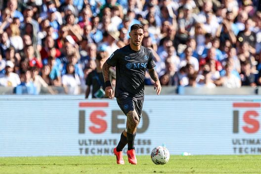 NAPLES, ITALY - NOVEMBER 03: Matteo Politano of Napoli during the Serie A match between Napoli and Atalanta at Stadio Diego Armando Maradona on November 03, 2024 in Naples, Italy. (Photo by Francesco Pecoraro/Getty Images)