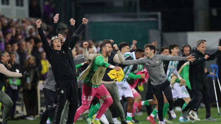 FLORENCE, ITALY - MAY 8: Manuel Pellegrini manager of Real Betis Balompie celebrates the victory after the UEFA Conference League 2024/25 Semi Final First Leg match between ACF Fiorentina and Real Betis Balompie at Artemio Franchi on May 8, 2025 in Florence, Italy. (Photo by Gabriele Maltinti/Getty Images) pellegrini